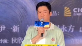 同桌扒开奶罩吃奶捏胸